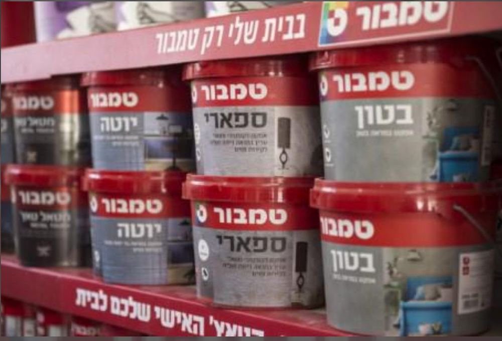 דליי צבע על מדפי החנות